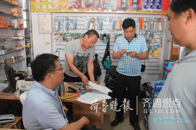 臨沂小商品市場(chǎng)查扣一批仿冒“華太”電池