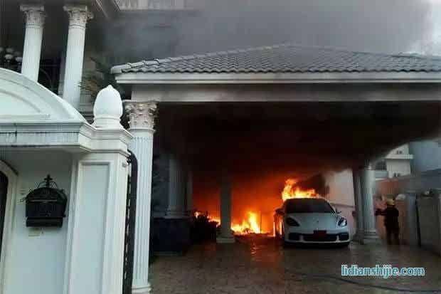 2018年，泰國(guó)，夜間充電自燃的保時(shí)捷Panamera PHEV