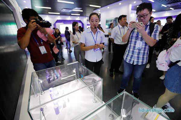 9月11日第十四屆中國網(wǎng)絡(luò)媒體山東行采訪團(tuán)來到山東華億比科新能源股份有限公司采訪