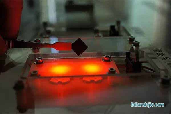 開發(fā)出來的GMS薄片以及連接兩個(gè)LED的超級(jí)電容（圖片來源：Hirotomo Nishihara）