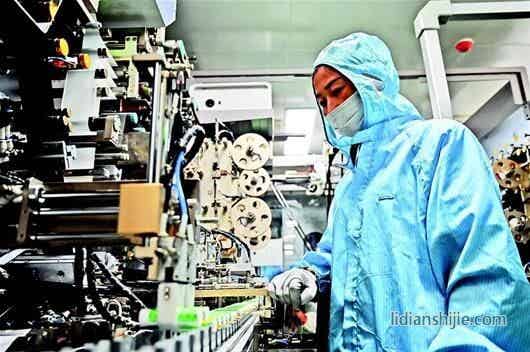 湖北江為新能源有限公司員工對生產(chǎn)的鋰離子電池進行自檢