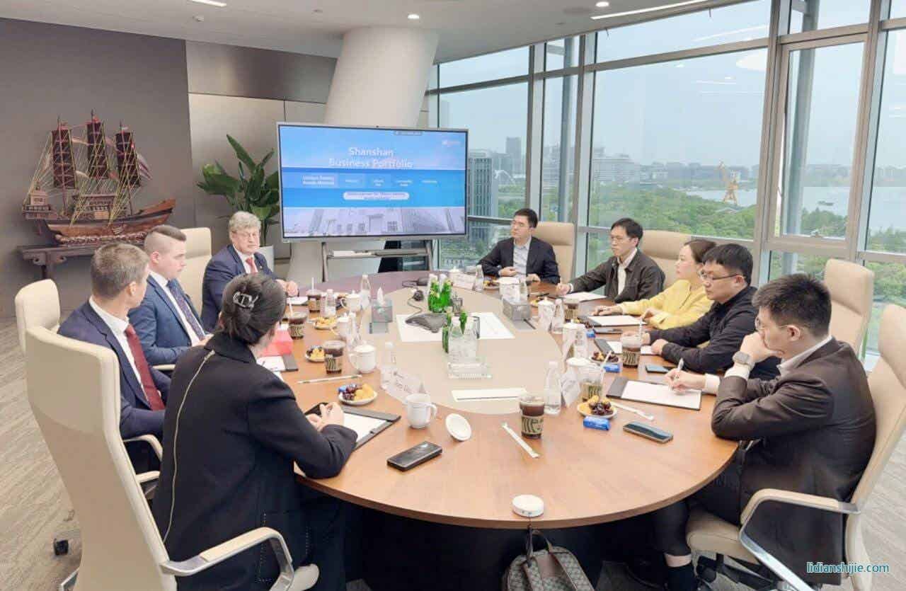 4月19日，芬蘭科斯霍爾姆市議會(huì)主席Christoffer Ingo、市長(zhǎng)Rurik Ahlberg、技術(shù)總監(jiān)Ben Antell及芬蘭投資署成員一行蒞臨杉杉