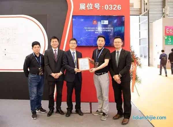 TUV南德輕工產品部丁宇斌先生（左三）、張炳剛先生（左二）、秦偉先生（右一）與浙江天宏都偉云先生（右二）、周新芳先生（左一）出席頒證儀式