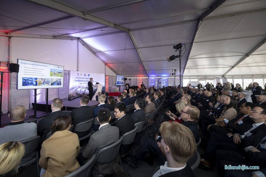 4月29日在芬蘭東南部城市科特卡拍攝的中芬合資、芬蘭首家鋰電池材料工廠開工儀式現場