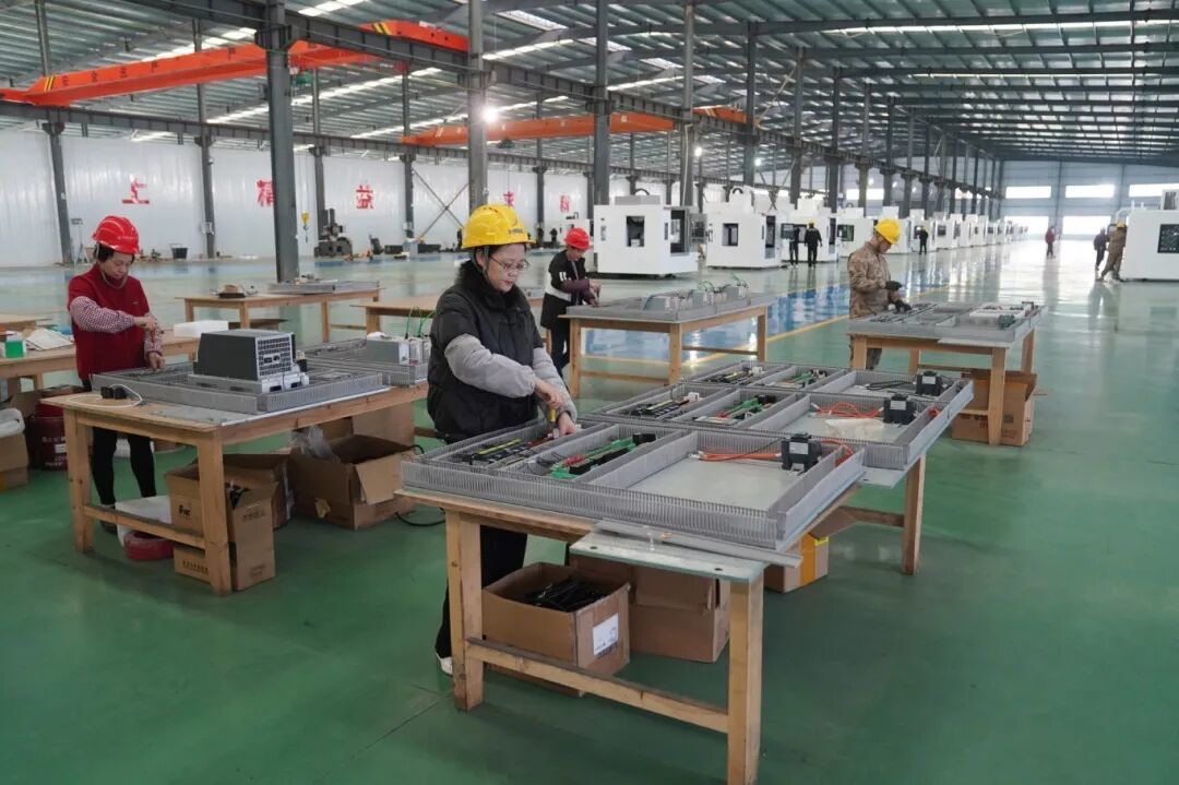 位于分宜工業(yè)園的江西臺祥精機(jī)有限公司，工人在車間組裝數(shù)控機(jī)床。記者凌厚祥攝