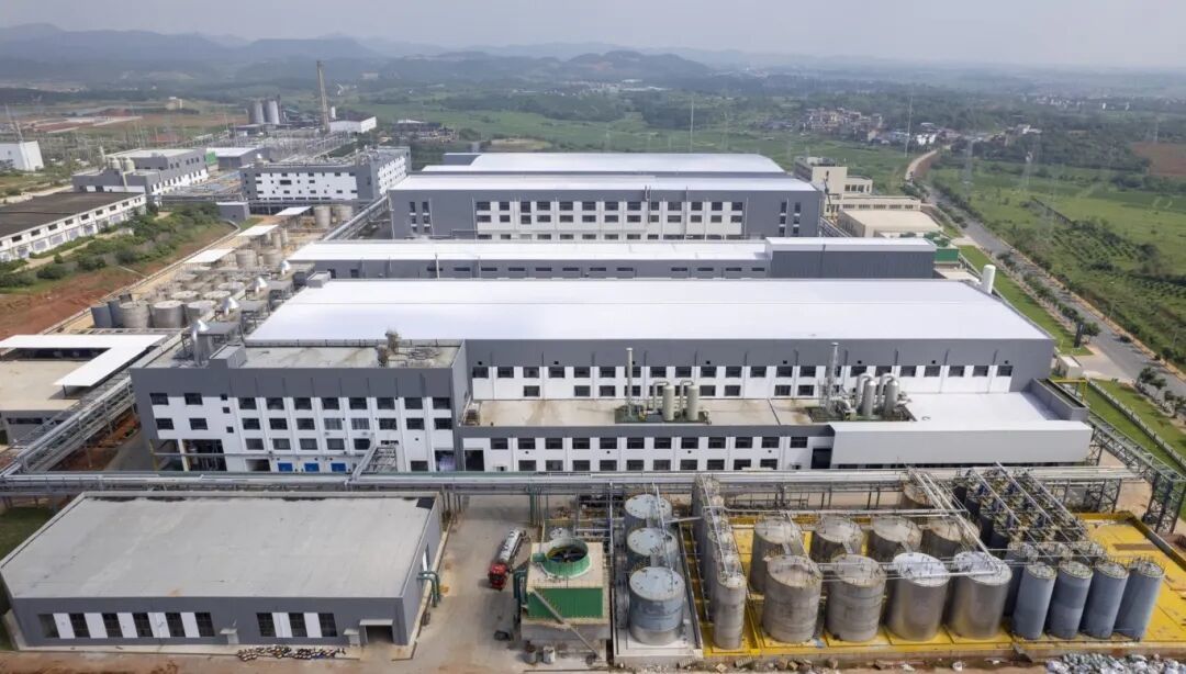 圖為贛鋒循環(huán)科技有限公司年產(chǎn)2萬噸電池級碳酸鋰及8萬噸電池級磷酸鐵項目現(xiàn)場，項目主要通過拆解退役電池，生產(chǎn)電池級碳酸鋰及磷酸鐵，實現(xiàn)綠電綠色循環(huán)。記者凌厚祥攝