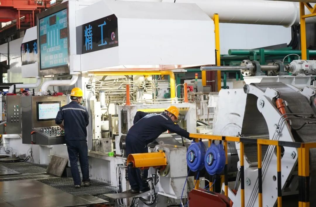 位于新余經(jīng)開區(qū)的永利帶鋼有限公司技改項目現(xiàn)場，工人在調(diào)試設(shè)備。近年來，該公司積極開展“智改數(shù)轉(zhuǎn)”，引進(jìn)數(shù)字化生產(chǎn)設(shè)備和智能控制系統(tǒng)，實現(xiàn)產(chǎn)品升級，驅(qū)動傳統(tǒng)制造向高端邁進(jìn)。記者凌厚祥攝