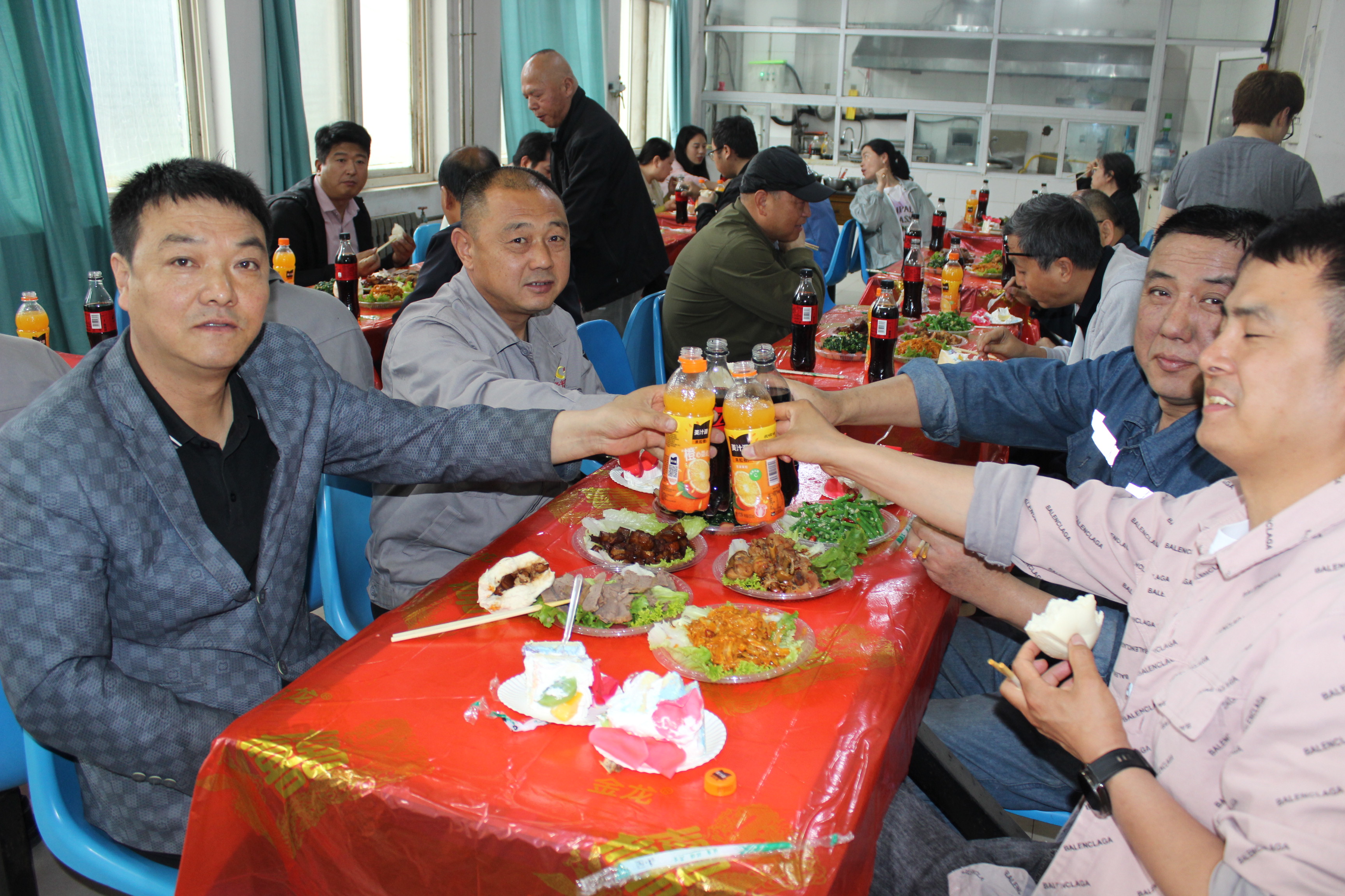 咸陽華光窯爐設(shè)備有限公司21周年慶典 咸陽華光窯爐設(shè)備有限公司21周年慶典